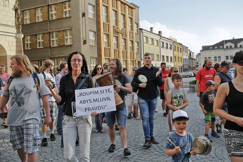 Průvod s transparenty v rukou vydal na krátkou cestu centrem města, při které demonstranty podporovali i další lidé.