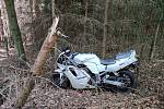 K tragické nehodě došlo v neděli po poledni u Dobrošova, kde vyhasl život motocyklisty. Ten zřejmě nezvládl řízení a v pravotočivé zatáčce vylétl ze silnice do přilehlého lesa, kde narazil do stromů.