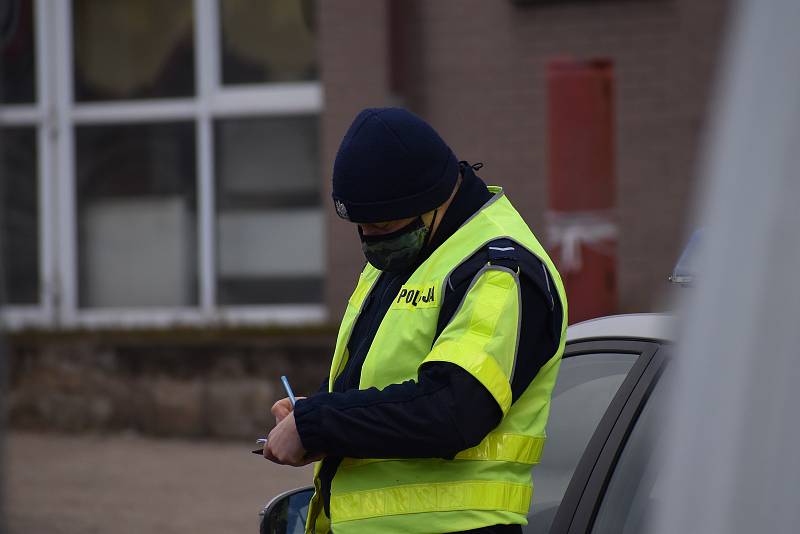 Přechod v Náchodě-Bělovsi hlídala polská hraniční stráž a policie.