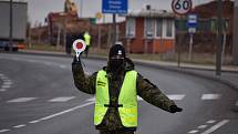 Přechod v Náchodě-Bělovsi hlídala polská hraniční stráž a policie.