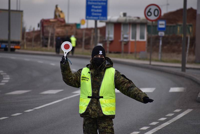 Přechod v Náchodě-Bělovsi hlídala polská hraniční stráž a policie.