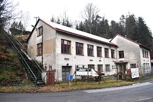 Bývalá laboratoř, kde Stanislav Jelínek pracoval. Za první republiky tam byla textilka s náhonem z nedaleké Olešenky. Po roce 1989 objekt získali zpět potomci bývalých vlastníků.