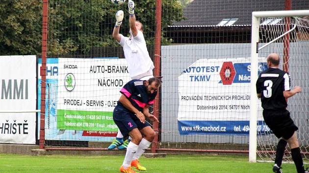 POŘÍČSKÝ brankář Libor Vacho si přes svého stopera Ondřeje Lokvence stahuje nepovedený červenokostelecký centr.