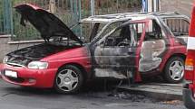 V úterý 29. září krátce před šestou hodinou ranní došlo v Náchodě v Purkyňově ulici k požáru vozidla Ford Escort Combi, při kterém zemřel pětapadesátiletý spolujezdec. 