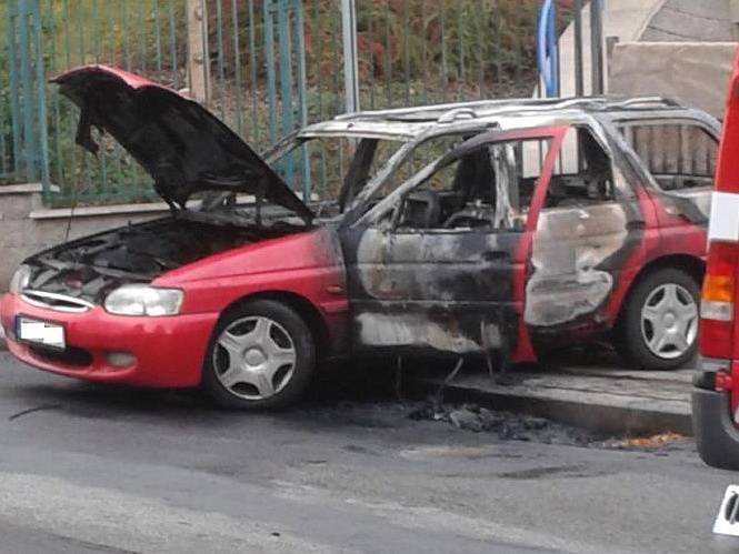 V úterý 29. září krátce před šestou hodinou ranní došlo v Náchodě v Purkyňově ulici k požáru vozidla Ford Escort Combi, při kterém zemřel pětapadesátiletý spolujezdec. 