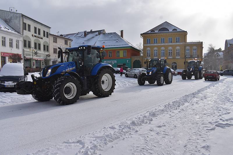 Symbolicky pět minut po dvanácté začala ve čtvrtek po poledni kroužit centrem Police nad Metují desítka traktorů. Zástupci ZD Ostaš a  Družstva vlastníků Agriteam se připojili k celostátní protestní akci proti změně dotačních pravidel.