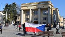 Na hronovském náměstí lidé protestovali proti vládním opatřením okolo koronavirové situace.  Hlavní slovo měl občanský aktivista David Tesař, který vybízel ke změně strachu a nepřátelství na prosperitu a radost. Výzvu k nasazení roušek takřka nikdo neresp