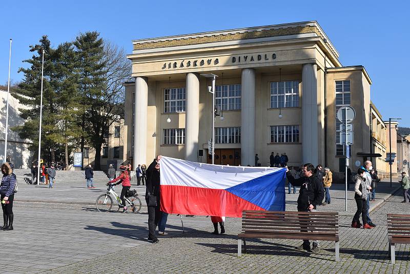 Na hronovském náměstí lidé protestovali proti vládním opatřením okolo koronavirové situace.  Hlavní slovo měl občanský aktivista David Tesař, který vybízel ke změně strachu a nepřátelství na prosperitu a radost. Výzvu k nasazení roušek takřka nikdo neresp