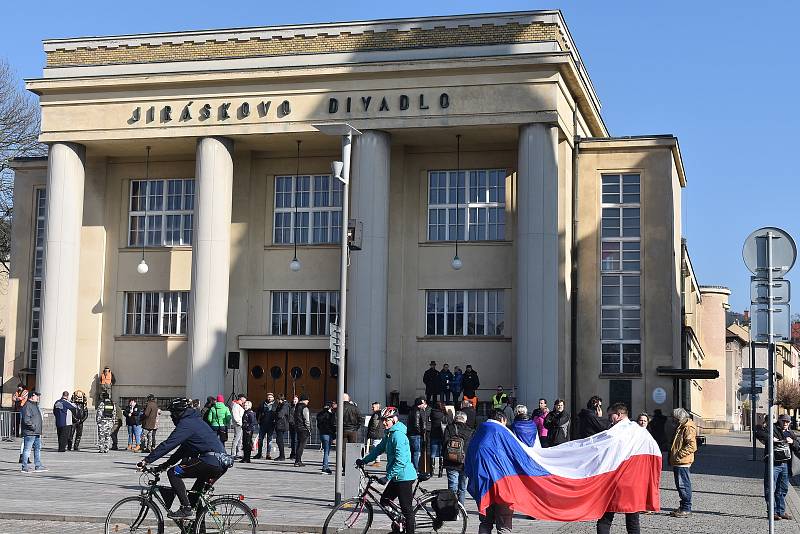 Na hronovském náměstí lidé protestovali proti vládním opatřením okolo koronavirové situace.  Hlavní slovo měl občanský aktivista David Tesař, který vybízel ke změně strachu a nepřátelství na prosperitu a radost. Výzvu k nasazení roušek takřka nikdo neresp