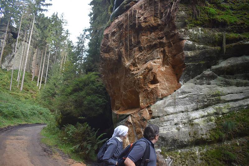 Na dvou místech u turistické Pánovy cesty v Polických stěnách se se souhlasem Správy CHKO Broumovska měnila podoba skal. Ty překážely bezeškodnému vyvezení vytěženého kůrovcového dřeva, tak musely ustoupit technice.