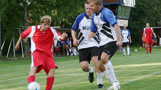 Fotbalisty Červeného Kostelce (v červeném) čeká ve druhém pole Poháru KFS doma Česká Skalice. 