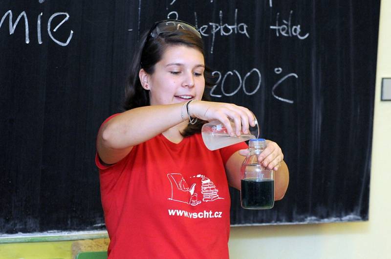 UKÁZKOVÁ HODINA chemie studenty jaroměřského gymnázia opravdu bavila. 