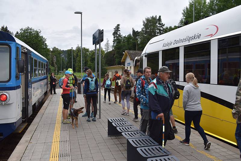 Přímou linku z Wałbrzychu do Adršpachu polští turisté zatím nevyužívají na plnou kapacitu. V meziročním srovnání jich rapidně ubylo. V Adršpachu tak zatím jednoznačně převažují domácí turisté.