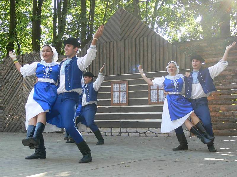 Folklorní festival v Červeném Kostelci.