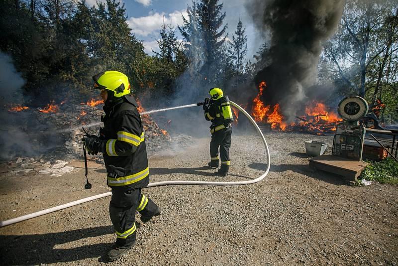 Požár v areálu sběrných surovin v Novém Městě nad Metují