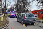 Při nehodě v ulici Gen. Kratochvíla v Červeném Kostelci došlo ke zranění tří osob, které si do péče převzala zdravotnická záchranná služba.