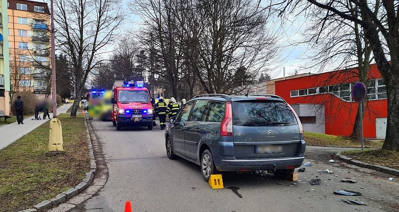 Při nehodě v ulici Gen. Kratochvíla v Červeném Kostelci došlo ke zranění tří osob, které si do péče převzala zdravotnická záchranná služba.