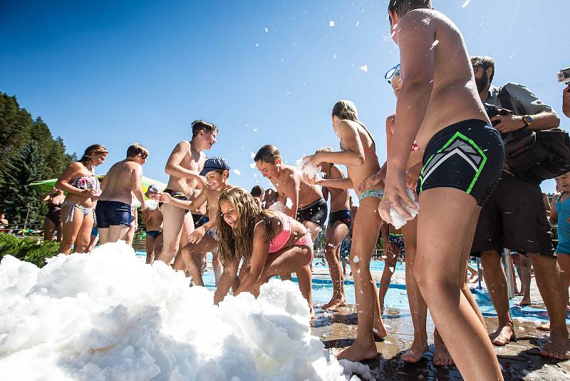 Jiráskovo koupaliště v Náchodě uspořádalo letní koulovačku. Návštěvníci se mohli ochladit sněhem dovezeným z ledu zimního stadionu.