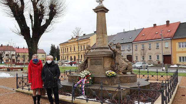 Vzpomínkový akt u pomníku spisovatelky na Husově náměstí v České Skalici proběhl v komorním duchu bez účasti veřejnosti.