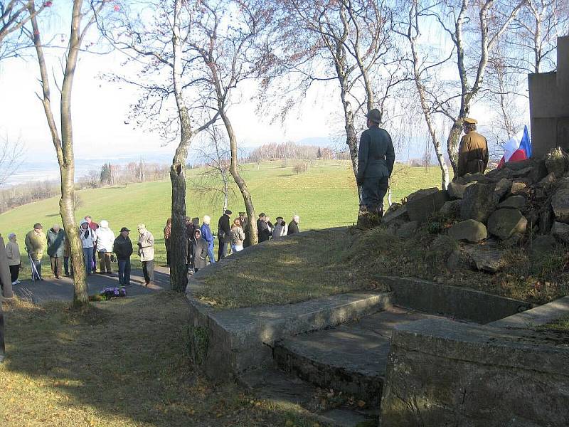 Den válečných veteránů u památníku na Dobrošově.