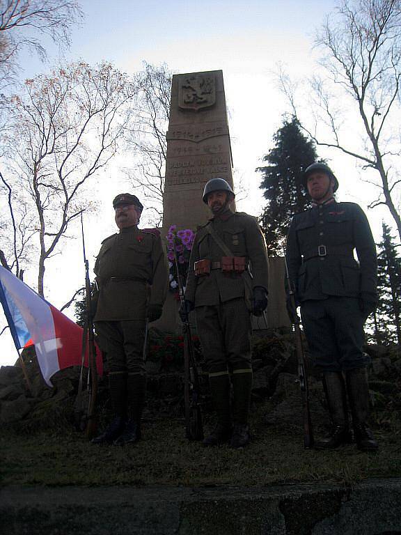 Den válečných veteránů u památníku na Dobrošově.