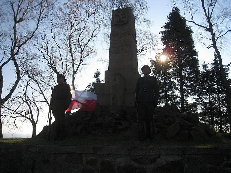 Den válečných veteránů u památníku na Dobrošově.