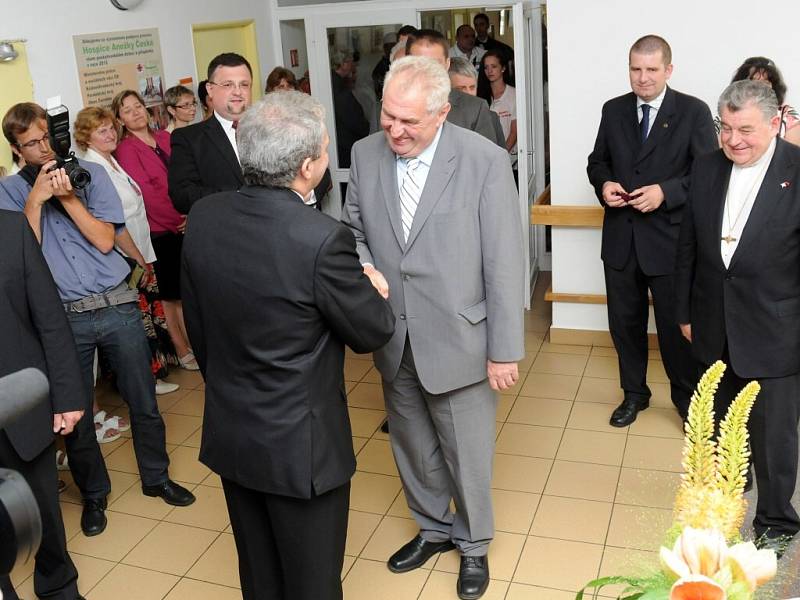 PREZIDENT Miloš Zeman, kardinál Dominik Duka a ředitel červenokostelecké Oblastní charity Miroslav Wajsar poklepali základní kámen nové budovy, která bude sloužit mobilnímu hospici. 