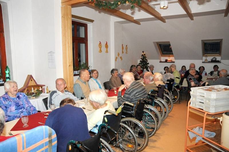 Sváteční pohodu Štědrého dne si užili i senioři v hronovském Domově odpočinku ve stáří Justynka.