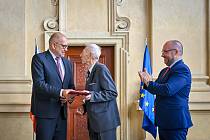 Ministr školství ČR udělil též medaili I. stupně 90letému Aleši Fettersovi, středoškolskému profesorovi z Náchoda.