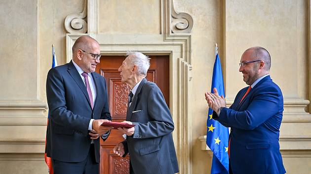 Ministr školství ČR udělil též medaili I. stupně 90letému Aleši Fettersovi, středoškolskému profesorovi z Náchoda.