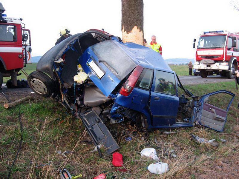 Hejtmánkovice, čtvrtek 9. dubna. Automobil  narazil do stromu. Jeden mrtvý. 