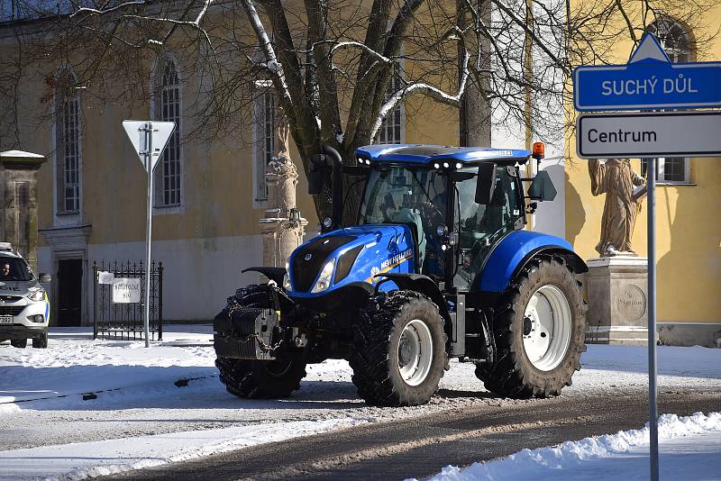 Symbolicky pět minut po dvanácté začala ve čtvrtek po poledni kroužit centrem Police nad Metují desítka traktorů. Zástupci ZD Ostaš a  Družstva vlastníků Agriteam se připojili k celostátní protestní akci proti změně dotačních pravidel.