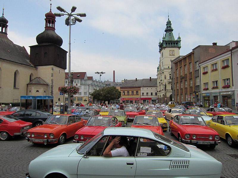 V rámci 2. setkání majitelů vozu Škoda 110R Coupé, který se konal v Autokempu Rozkoš u České Skalice, zavítali spanilou jízdou "škodovky" a jejich posádky také do Náchoda na Masarykovo náměstí.