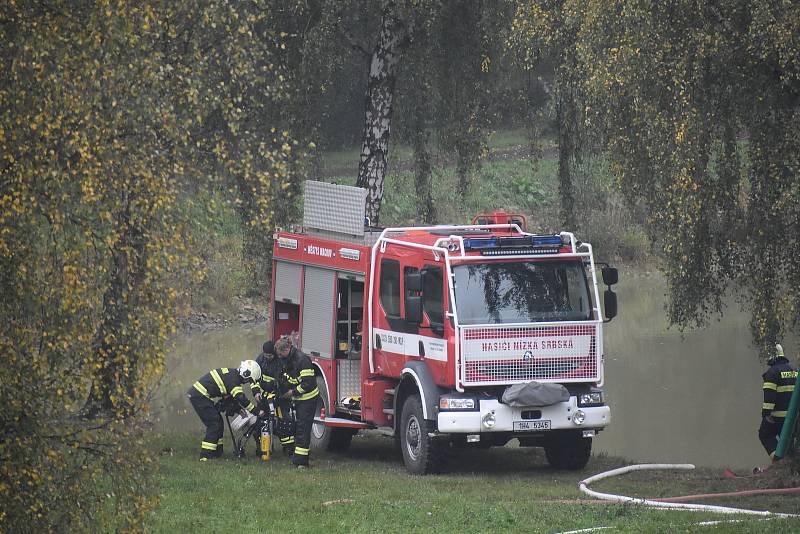 Šedivý dým poslední zářijové ráno začal stoupat ze skladovacího objektu s krmivem pro dobytek nad Suchým Dolem. Na místo do zemědělského areálu společnosti Agriteam vyjelo 10 jednotek hasičů. Na plně rozvinutý požár bylo nasazeno osm vodních proudů, z toh