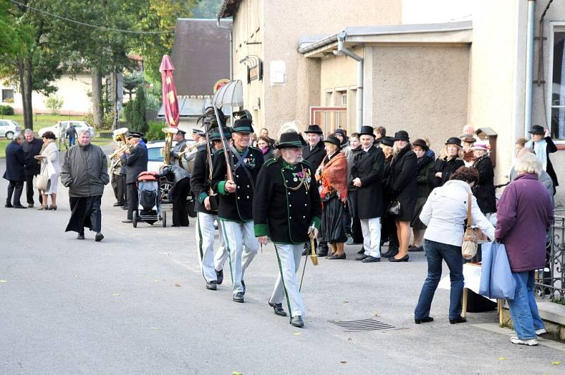 POSVÍCENÍ VYVRCHOLILO pondělním průvodem obcí ke kapličce, kde se sloužila mše, a následnou zábavou. 