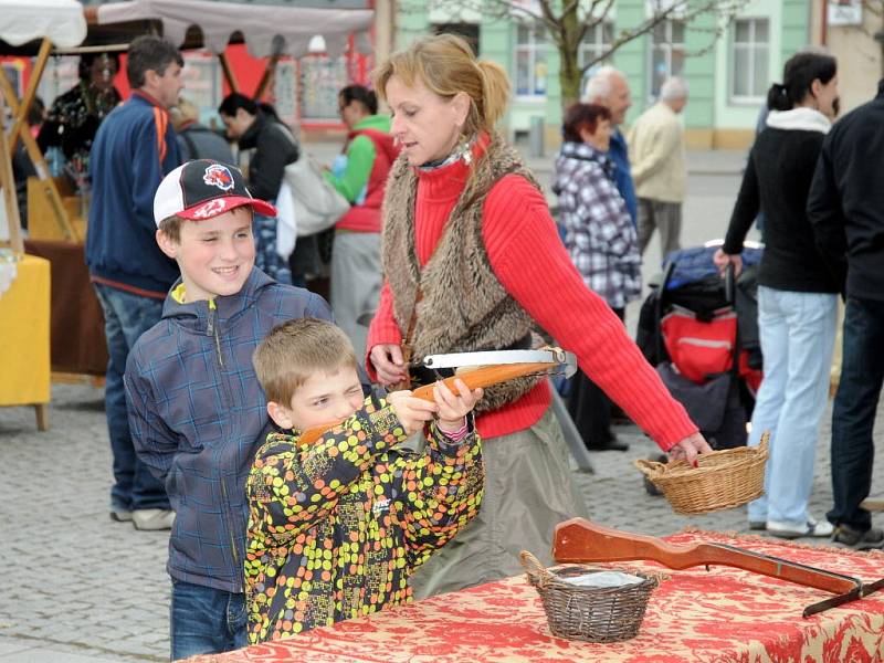 Tradiční velikonoční trhy na hronovském náměstí.