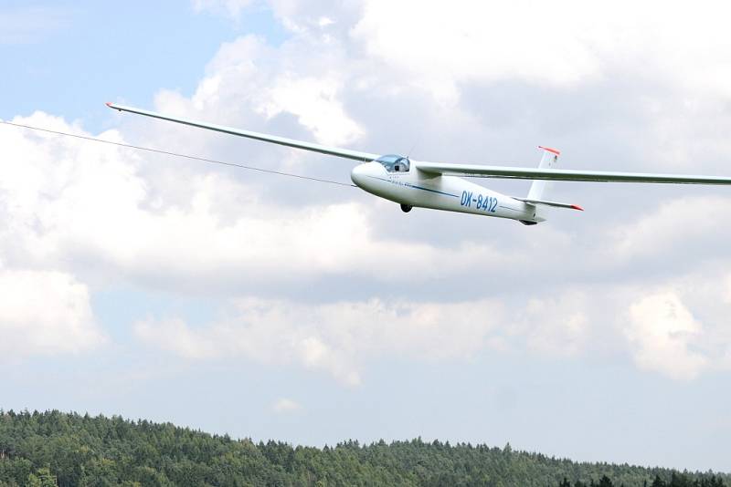 Devětatřicet pilotů z České republiky, Německa a Polska bojuje o putovní pohár během mezinárodních závodů Orlíkovské přeháňky. 