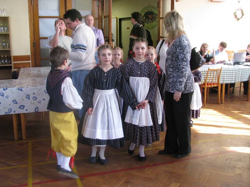 Při druhém česko–moravském koštu „mlsaly“ stovky lidí více než 450 vzorků pálenek.