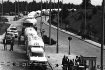 ROK 1975 a kolona amerických důchodců, kteří se ve velkých karavanech vydali do Moskvy a zpět. 