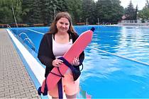 Je jí teprve 24 let, přesto Kateřina Kořínková patří ke zkušeným plavčíkům, kteří dohlížejí na návštěvníky koupaliště v Náchodě.