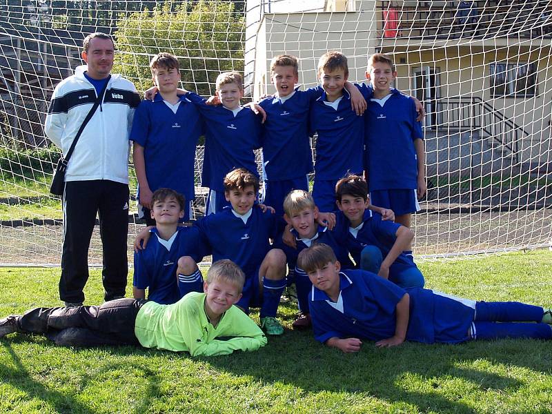 OKRESNÍ fotbalový výběr Náchoda kategorie U11 vstoupil do nové sezony třetím místem na turnaji ve Rtyni v Podkrkonoší. Výběr U12 odstartoval sezonu vítězstvím na turnaji v Úpici.