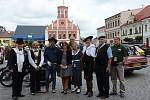 Sedmé Walbrzyšské mezinárodní rallye historických vozidel přispělo k letnímu obohacení kulturních akcí v regionech Náchodska, Broumovska a Dolního Slezska. Jednou ze zastávek bylo náměstí v Polici nad Metují.