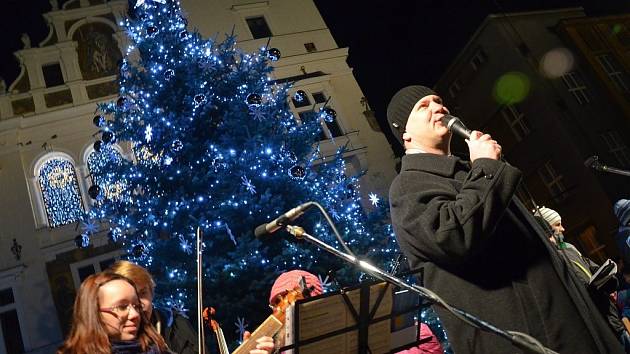 PRVNÍ ADVENTNÍ SETKÁNÍ a rozsvěcení vánočního stromu na náchodském Masarykově náměstí. 