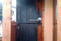 Požár dřevěné verandy u rodinného domu byl naštěstí během krátké chvíle lokalizován, a nestihl se tak naštěstí rozšířit. Foto: SDH Bukovice