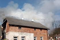 Na likvidaci požáru pod střechou rodinného domu v Horní Radechové stačila hasičům hodina.