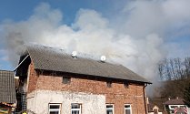 Na likvidaci požáru pod střechou rodinného domu v Horní Radechové stačila hasičům hodina.