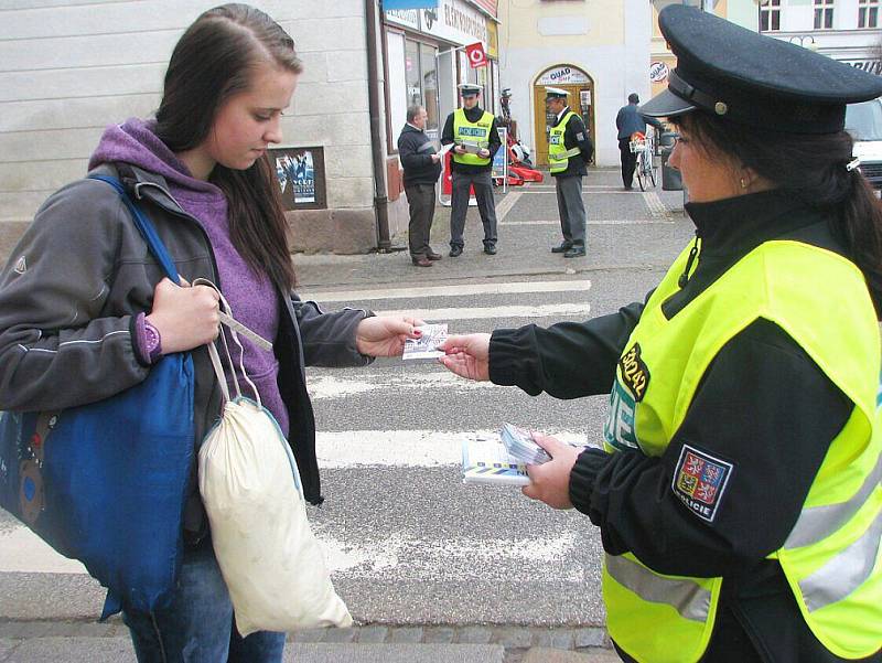 Také v Polici nad Metují se konala dopravně bezpečnostní policejní akce s názvem „Zebra se za Tebe nerozhlédne“. Na snímku policejní preventistka Jana Pecoldová dává propagační materiál Haně Pachlové.  