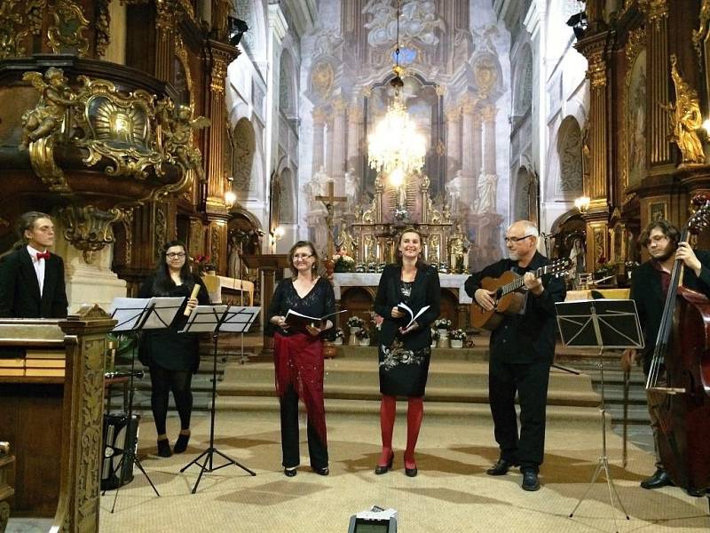 NOC KOSTELŮ v Broumově končila v magické atmosféře kostela svatého Petra a Pavla vystoupením souboru ReBelcanco. 