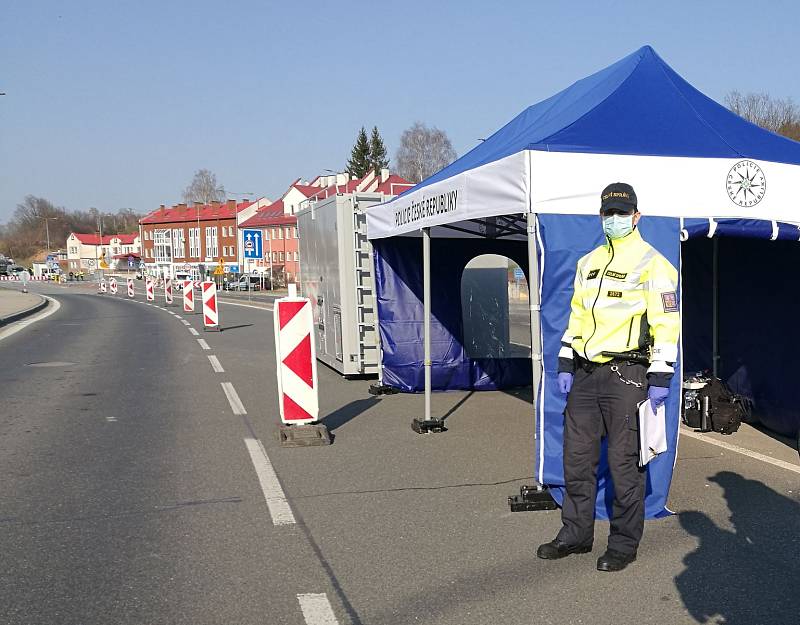 Policisté na přechodu v Náchodě. Foto: Policie ČR