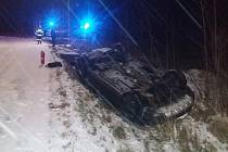 Naproti božanovskému kostelu se ocitl v pondělí po 17. hodině převrácený na střeše osobní automobil.